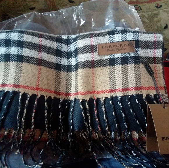 Burberry "classic" scarf - Picture 1 of 2